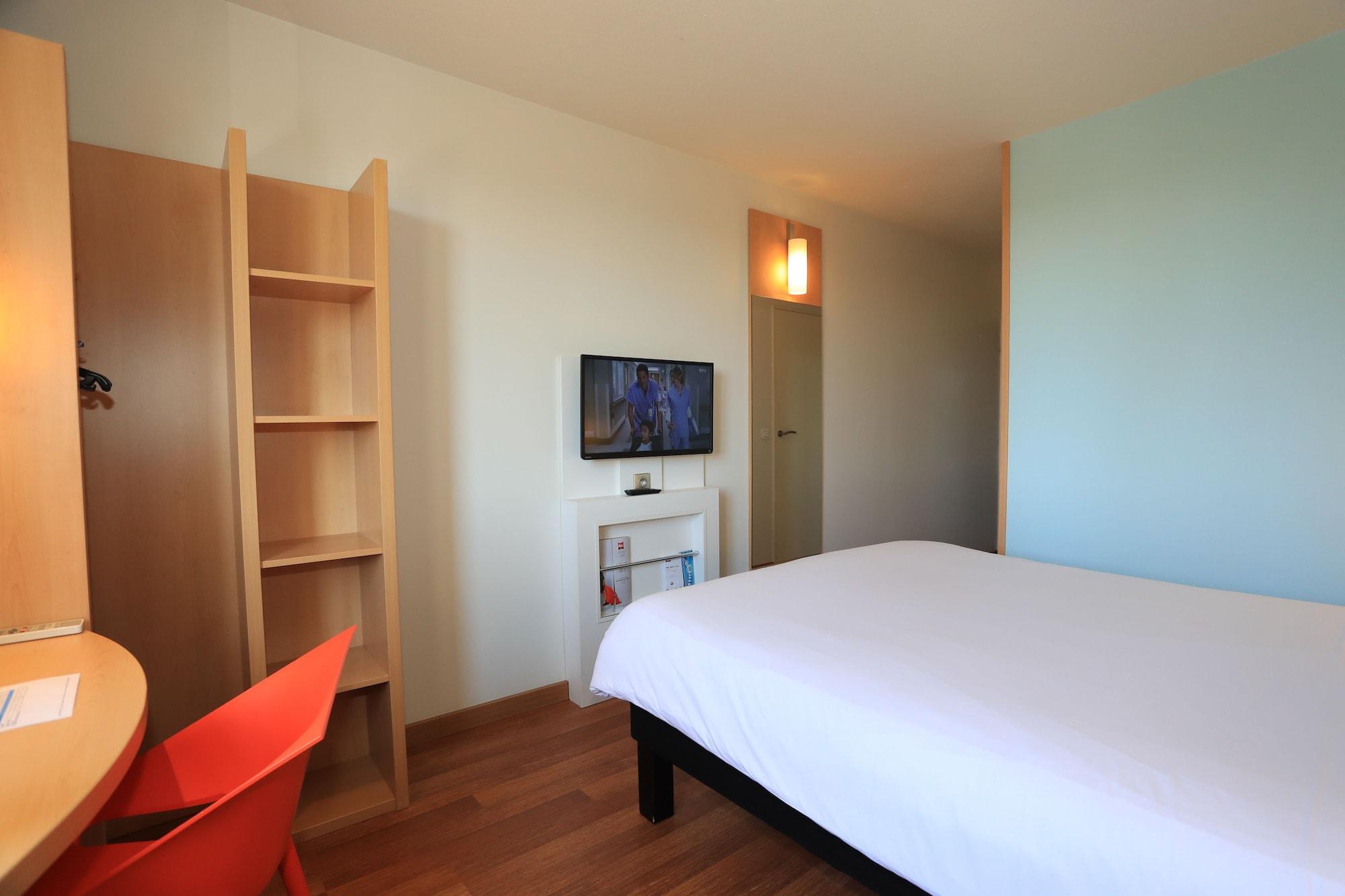 Ibis Aurillac Bagian luar foto
