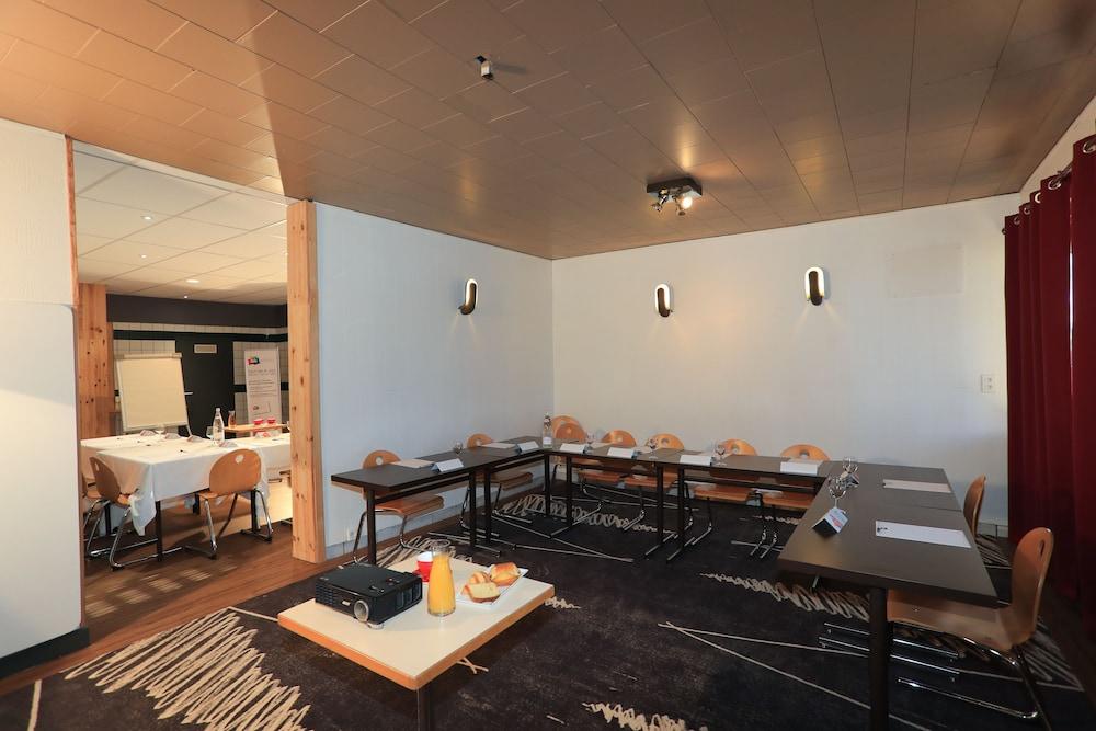 Ibis Aurillac Bagian luar foto