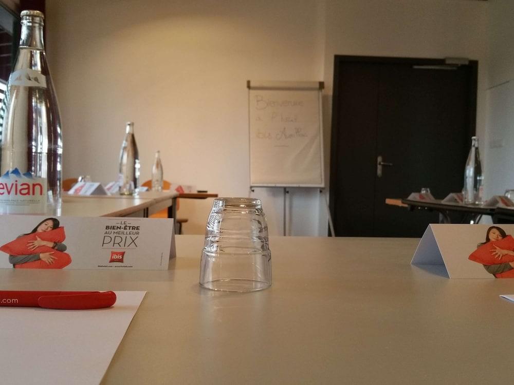 Ibis Aurillac Bagian luar foto