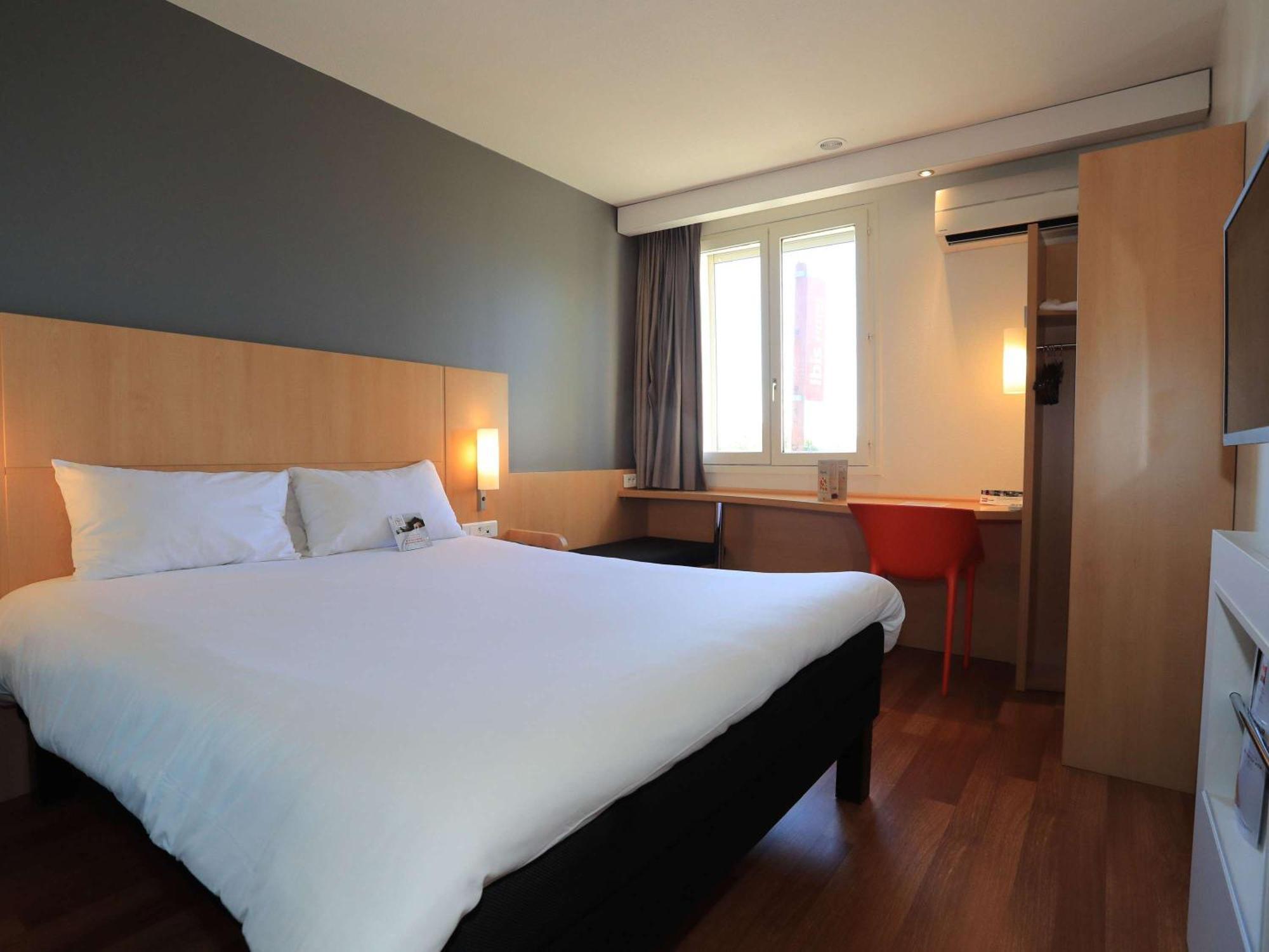 Ibis Aurillac Bagian luar foto