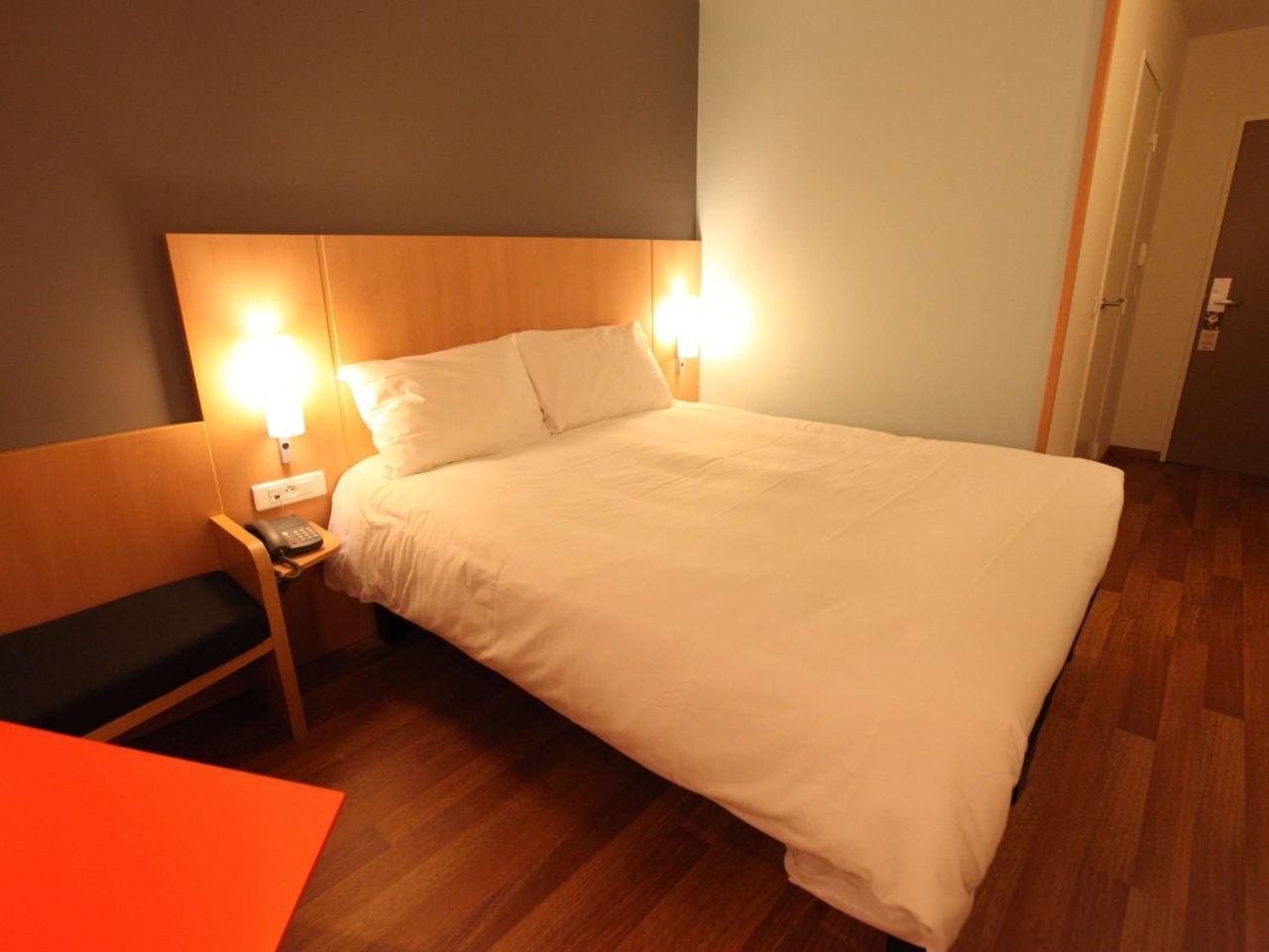 Ibis Aurillac Bagian luar foto